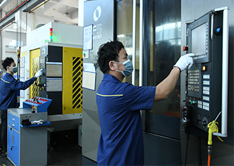 Mold factory Employees Use Global High-Precision Makino Machines To Produce And Polish Molds