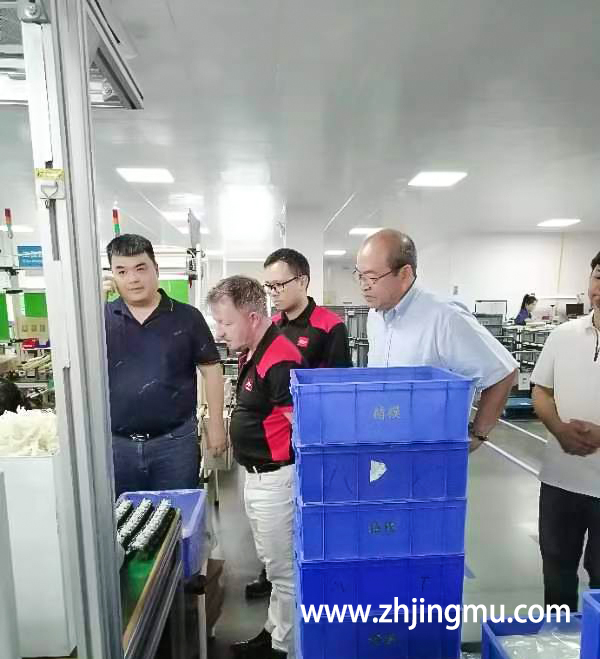 The customer opened the mold and injected the mold to visit the Jingmu company