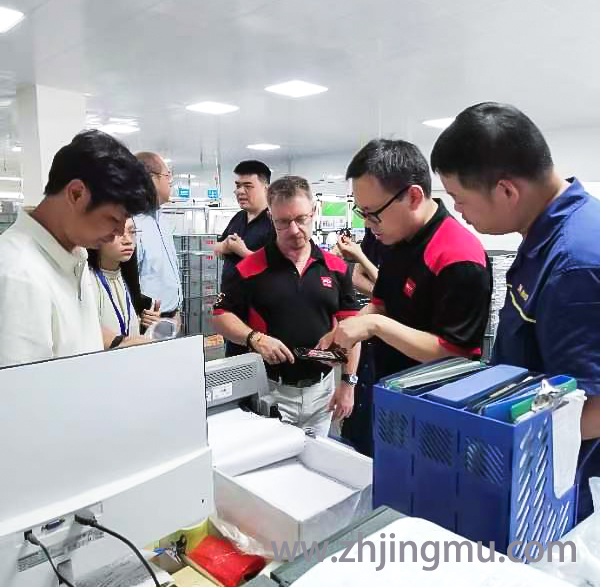 The customer opened the mold and injected the mold to visit the Jingmu company