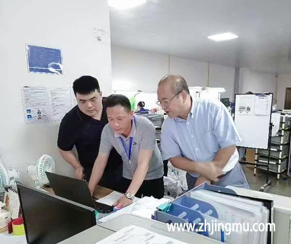 The customer opened the mold and injected the mold to visit the Jingmu company