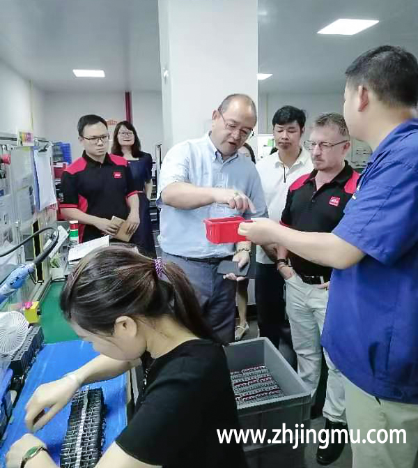 The customer opened the mold and injected the mold to visit the Jingmu company