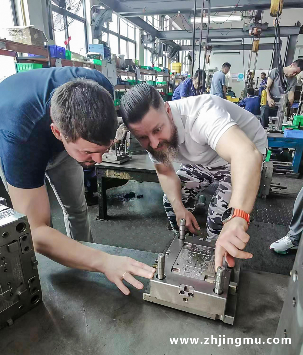 The first American Customer Personally Came To The Jingmu Factory To Inspect The Mold